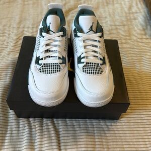 Air Jordan 4’s white/green color way, never worn! Size 1.5